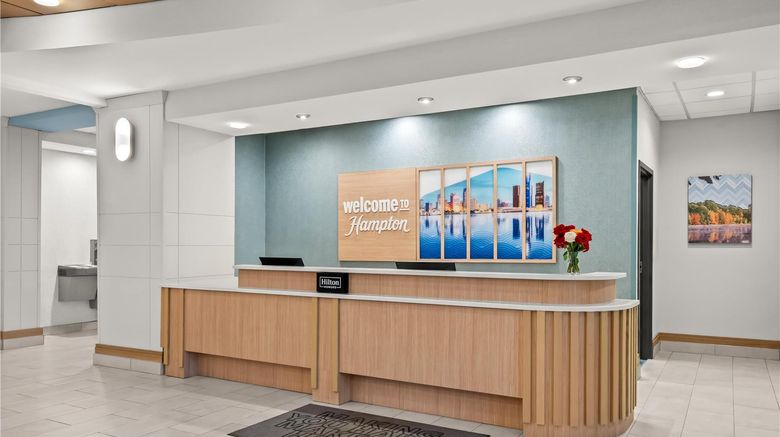 <b>Hampton Inn & Suites Detroit/Canton Lobby</b>. Images powered by <a href="https://iceportal.shijigroup.com/" title="IcePortal" target="_blank">IcePortal</a>.