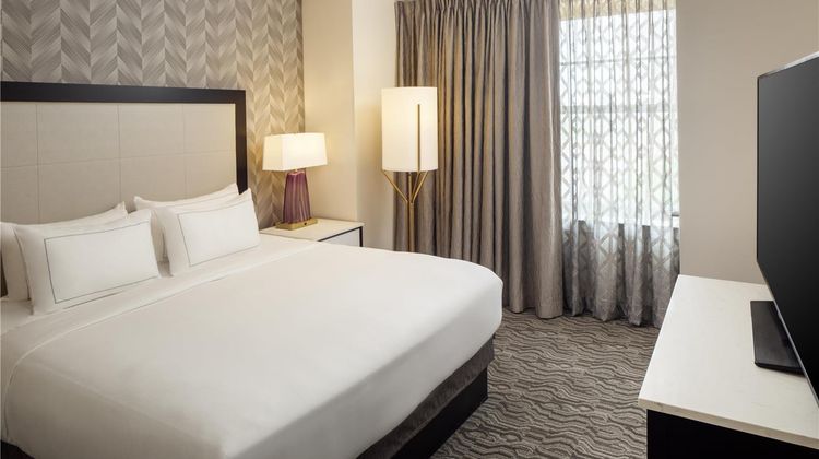 Doubletree Suites by Hilton Detroit Down Room