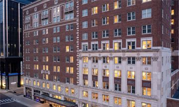 Doubletree Suites by Hilton Detroit Down