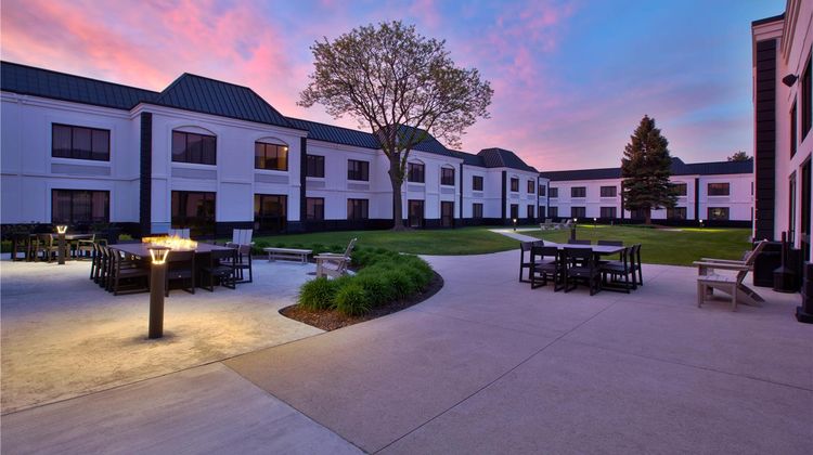 DoubleTree by Hilton Detroit Novi Exterior