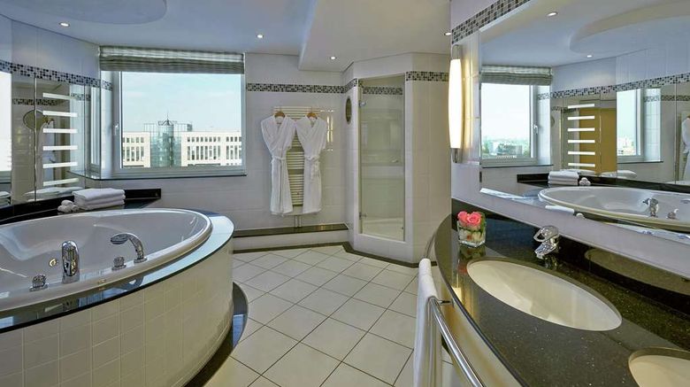 <b>Hilton Duesseldorf Room</b>. Images powered by <a href="https://iceportal.shijigroup.com/" title="IcePortal" target="_blank">IcePortal</a>.