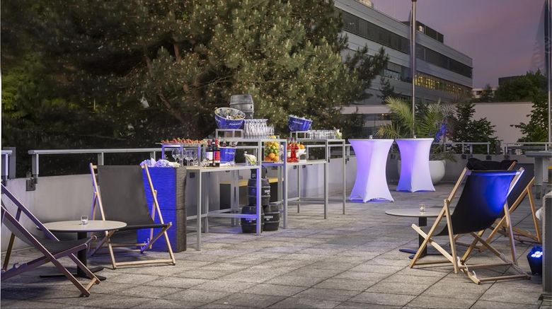 <b>Hilton Duesseldorf Exterior</b>. Images powered by <a href="https://iceportal.shijigroup.com/" title="IcePortal" target="_blank">IcePortal</a>.