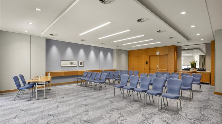 <b>Hilton Duesseldorf Meeting</b>. Images powered by <a href="https://iceportal.shijigroup.com/" title="IcePortal" target="_blank">IcePortal</a>.