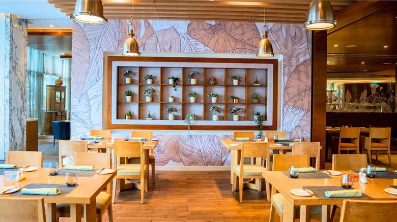 <b>DoubleTree by Hilton - Jumeirah Beach Restaurant</b>. Images powered by <a href="https://iceportal.shijigroup.com/" title="IcePortal" target="_blank">IcePortal</a>.