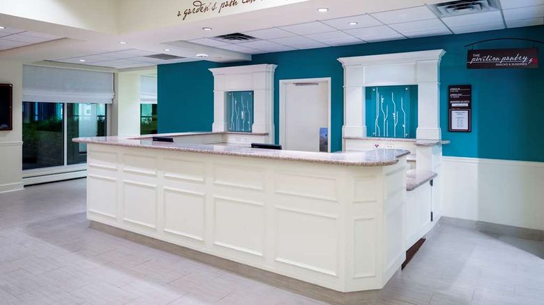 <b>Hilton Garden Inn Edison/Raritan Center Lobby</b>. Images powered by <a href="https://iceportal.shijigroup.com/" title="IcePortal" target="_blank">IcePortal</a>.