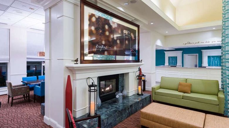 <b>Hilton Garden Inn Edison/Raritan Center Lobby</b>. Images powered by <a href="https://iceportal.shijigroup.com/" title="IcePortal" target="_blank">IcePortal</a>.