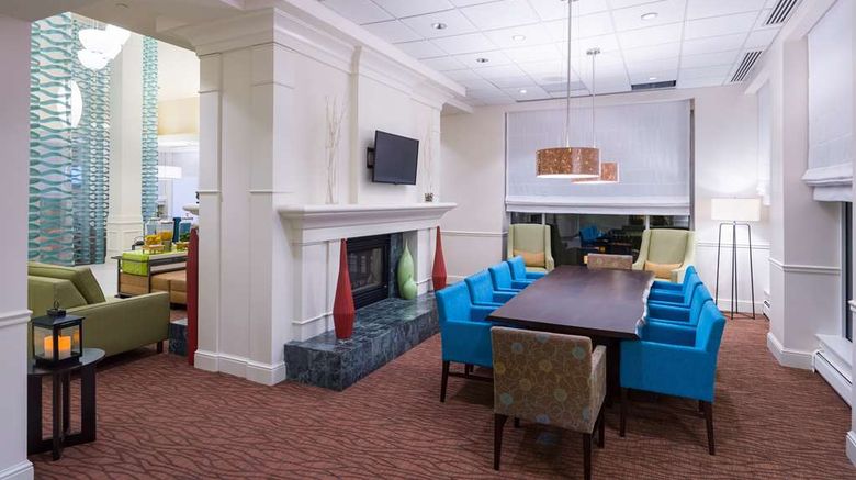 <b>Hilton Garden Inn Edison/Raritan Center Lobby</b>. Images powered by <a href="https://iceportal.shijigroup.com/" title="IcePortal" target="_blank">IcePortal</a>.
