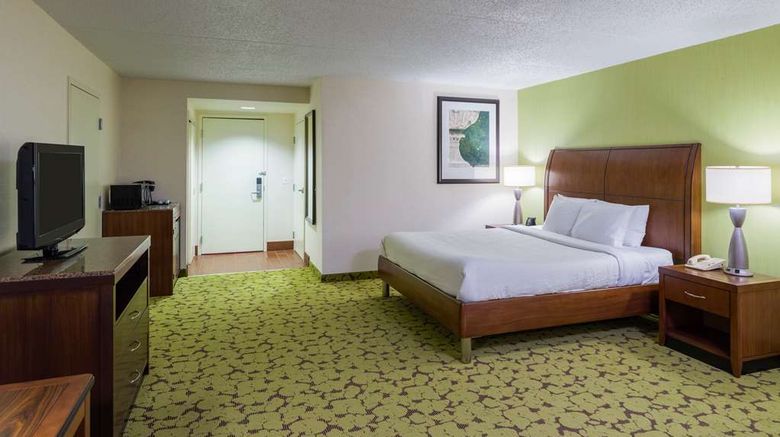 <b>Hilton Garden Inn Edison/Raritan Center Room</b>. Images powered by <a href="https://iceportal.shijigroup.com/" title="IcePortal" target="_blank">IcePortal</a>.