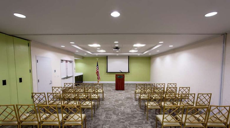<b>Hilton Garden Inn New York/Staten Island Meeting</b>. Images powered by <a href="https://iceportal.shijigroup.com/" title="IcePortal" target="_blank">IcePortal</a>.
