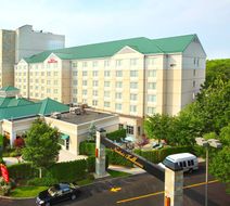 Hilton Garden Inn New York/Staten Island Exterior