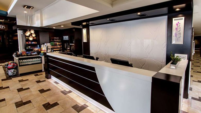 <b>Hilton Garden Inn New York/Staten Island Lobby</b>. Images powered by <a href="https://iceportal.shijigroup.com/" title="IcePortal" target="_blank">IcePortal</a>.