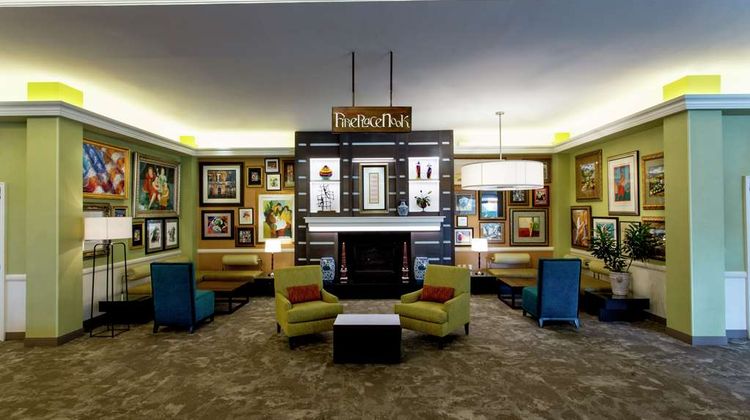 Hilton Garden Inn New York/Staten Island Lobby
