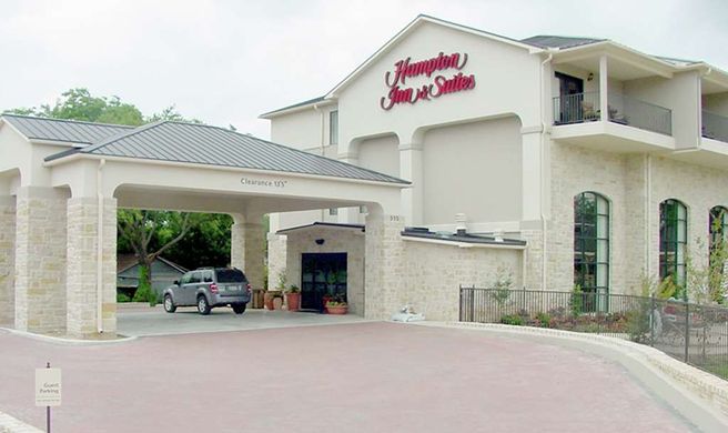 Hampton Inn & Suites Fredericksburg Exterior