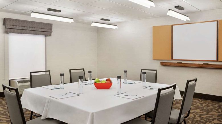 <b>Hampton Inn Sedona Meeting</b>. Images powered by <a href="https://iceportal.shijigroup.com/" title="IcePortal" target="_blank">IcePortal</a>.