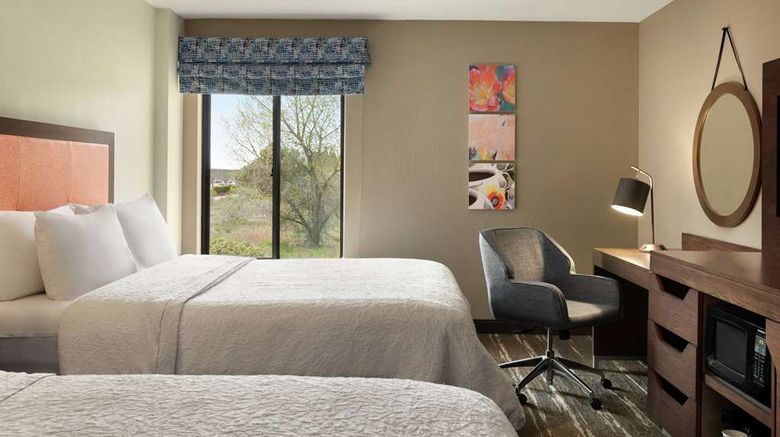 <b>Hampton Inn Sedona Room</b>. Images powered by <a href="https://iceportal.shijigroup.com/" title="IcePortal" target="_blank">IcePortal</a>.
