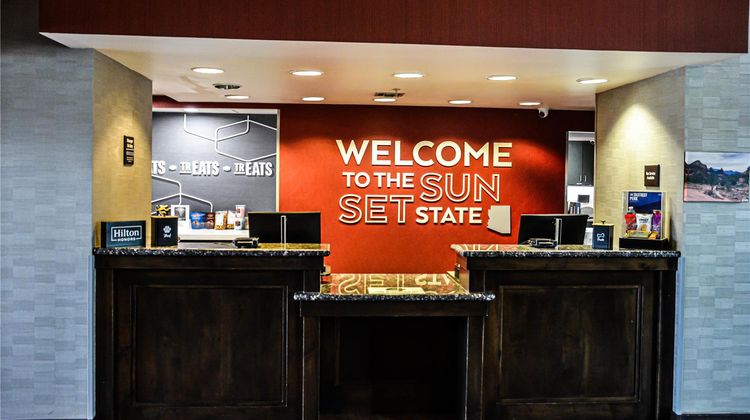 Hampton Inn & Suites Flagstaff Lobby