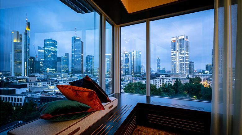 <b>Hilton Frankfurt City Centre Room</b>. Images powered by <a href="https://iceportal.shijigroup.com/" title="IcePortal" target="_blank">IcePortal</a>.
