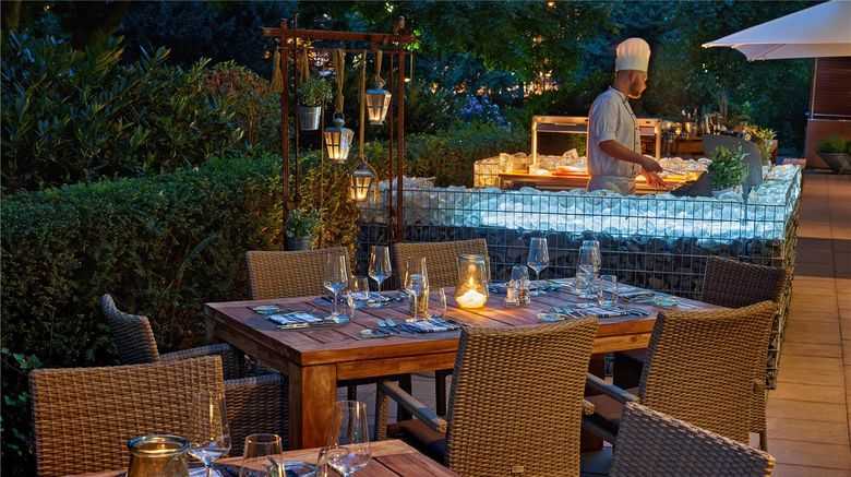 <b>Hilton Frankfurt City Centre Restaurant</b>. Images powered by <a href="https://iceportal.shijigroup.com/" title="IcePortal" target="_blank">IcePortal</a>.