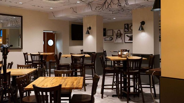 <b>Embassy Suites Fort Worth - Downtown Restaurant</b>. Images powered by <a href="https://iceportal.shijigroup.com/" title="IcePortal" target="_blank">IcePortal</a>.