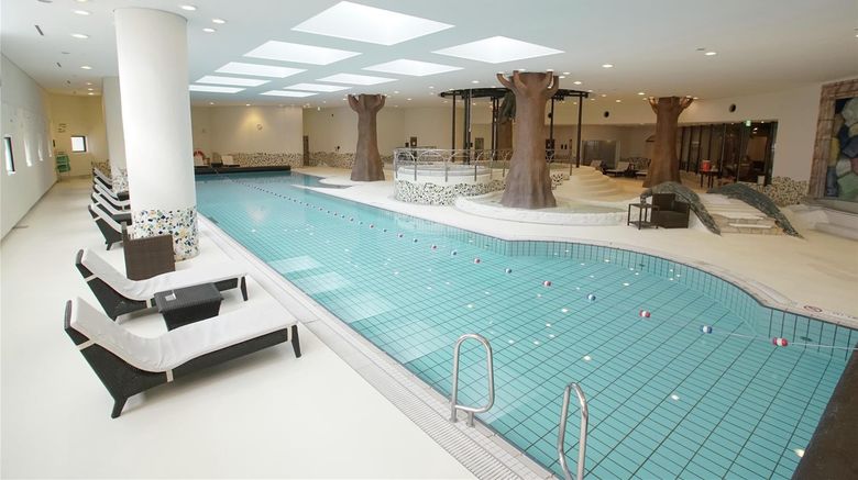 <b>Hilton Fukuoka Sea Hawk Pool</b>. Images powered by <a href="https://iceportal.shijigroup.com/" title="IcePortal" target="_blank">IcePortal</a>.