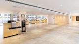 <b>Hilton London Gatwick Airport Lobby</b>. Images powered by <a href="https://iceportal.shijigroup.com/" title="IcePortal" target="_blank">IcePortal</a>.