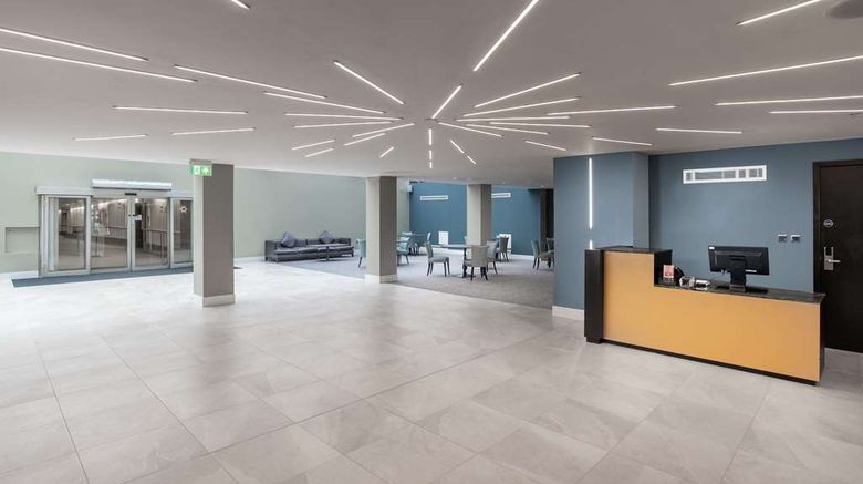 <b>Hilton London Gatwick Airport Lobby</b>. Images powered by <a href="https://iceportal.shijigroup.com/" title="IcePortal" target="_blank">IcePortal</a>.