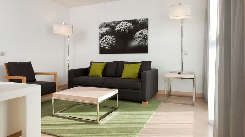 <b>DoubleTree by Hilton Hotel Girona Room</b>. Images powered by <a href="https://iceportal.shijigroup.com/" title="IcePortal" target="_blank">IcePortal</a>.