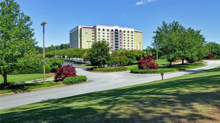 Embassy Suites Greenville Golf Resort Exterior