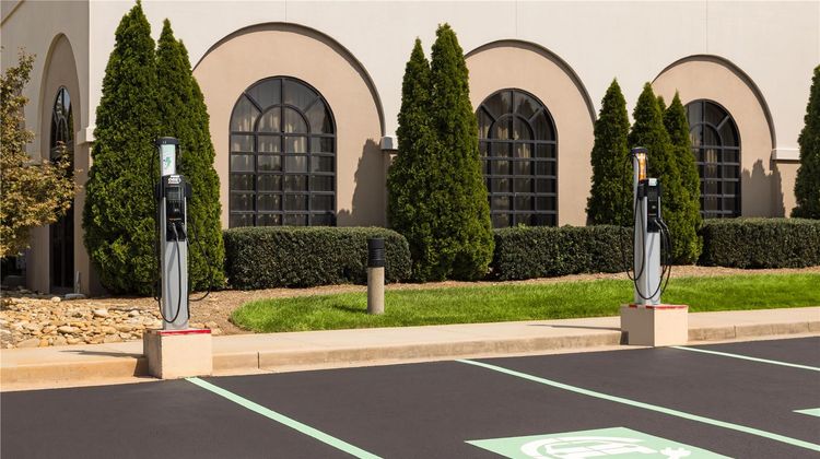Embassy Suites Greenville Golf Resort Exterior