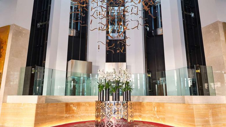 <b>Hilton Baku Lobby</b>. Images powered by <a href="https://iceportal.shijigroup.com/" title="IcePortal" target="_blank">IcePortal</a>.