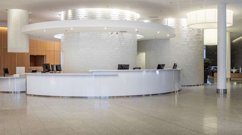 <b>Hilton Helsinki Airport Lobby</b>. Images powered by <a href="https://iceportal.shijigroup.com/" title="IcePortal" target="_blank">IcePortal</a>.