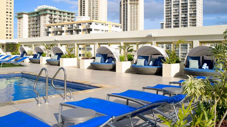 <b>Hilton Waikiki Beach Resort & Spa Pool</b>. Images powered by <a href="https://iceportal.shijigroup.com/" title="IcePortal" target="_blank">IcePortal</a>.