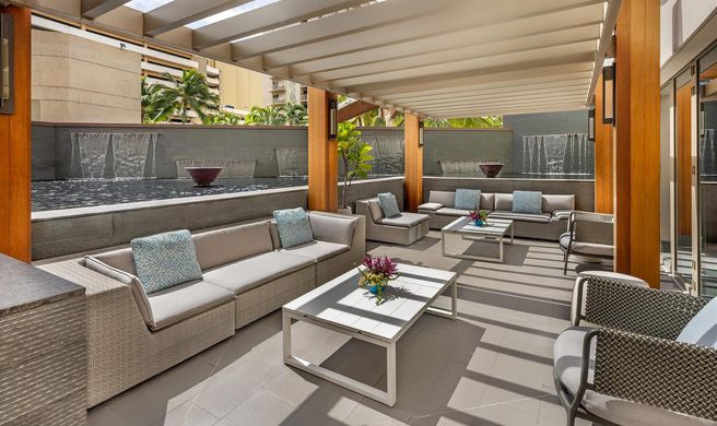 Hilton Grand Vacations Hokulani Waikiki Exterior