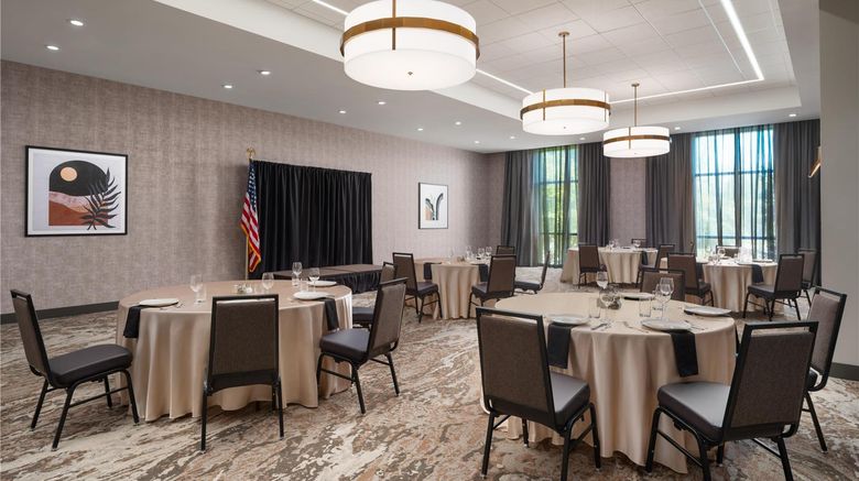 <b>Embassy Suites Hot Springs - Hotel & Spa Meeting</b>. Images powered by <a href="https://iceportal.shijigroup.com/" title="IcePortal" target="_blank">IcePortal</a>.