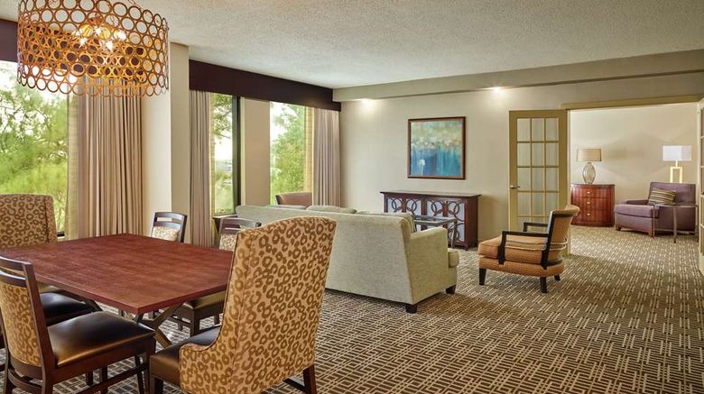 <b>DoubleTree Houston Intercontinental Arpt Room</b>. Images powered by <a href="https://iceportal.shijigroup.com/" title="IcePortal" target="_blank">IcePortal</a>.