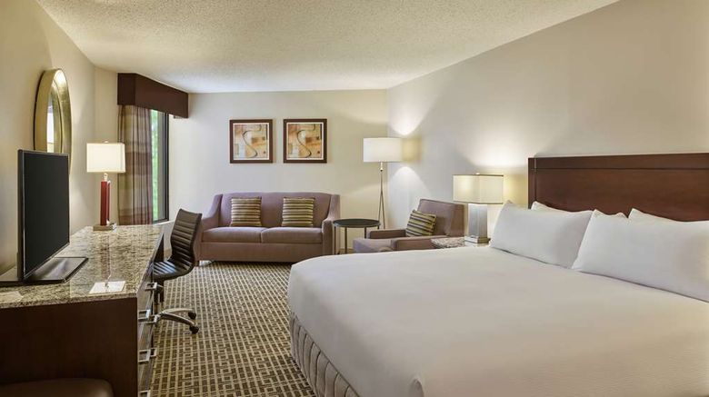 <b>DoubleTree Houston Intercontinental Arpt Room</b>. Images powered by <a href="https://iceportal.shijigroup.com/" title="IcePortal" target="_blank">IcePortal</a>.