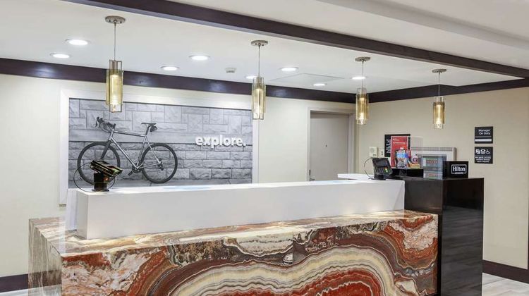 Hampton Inn & Suites-Bush Intercon Arpt Lobby