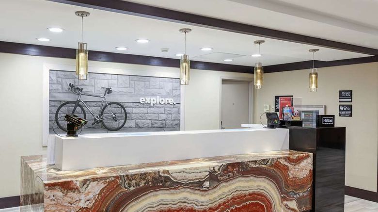 <b>Hampton Inn & Suites-Bush Intercon Arpt Lobby</b>. Images powered by <a href="https://iceportal.shijigroup.com/" title="IcePortal" target="_blank">IcePortal</a>.