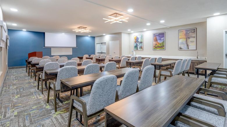 <b>Hampton Inn Houston Meeting</b>. Images powered by <a href="https://iceportal.shijigroup.com/" title="IcePortal" target="_blank">IcePortal</a>.