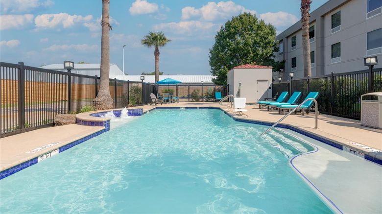 <b>Hampton Inn Houston Pool</b>. Images powered by <a href="https://iceportal.shijigroup.com/" title="IcePortal" target="_blank">IcePortal</a>.