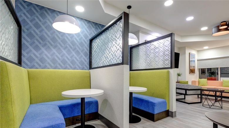 <b>Hampton Inn Houston Lobby</b>. Images powered by <a href="https://iceportal.shijigroup.com/" title="IcePortal" target="_blank">IcePortal</a>.