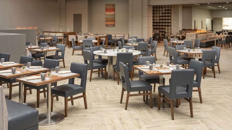 <b>Hilton Houston North Restaurant</b>. Images powered by <a href="https://iceportal.shijigroup.com/" title="IcePortal" target="_blank">IcePortal</a>.