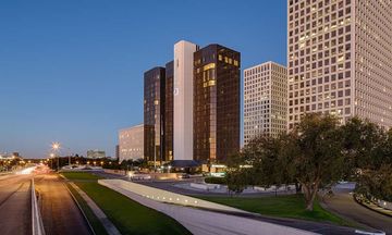 DoubleTree by Hilton Greenway Plaza