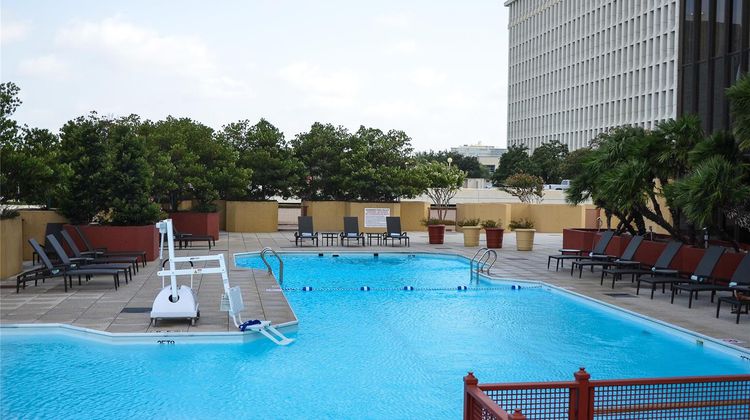DoubleTree by Hilton Greenway Plaza Pool