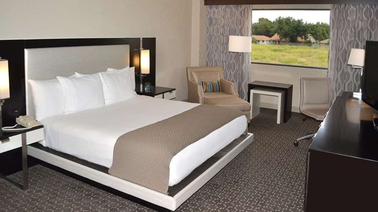 <b>DoubleTree by Hilton Houston Hobby Arpt Room</b>. Images powered by <a href="https://iceportal.shijigroup.com/" title="IcePortal" target="_blank">IcePortal</a>.