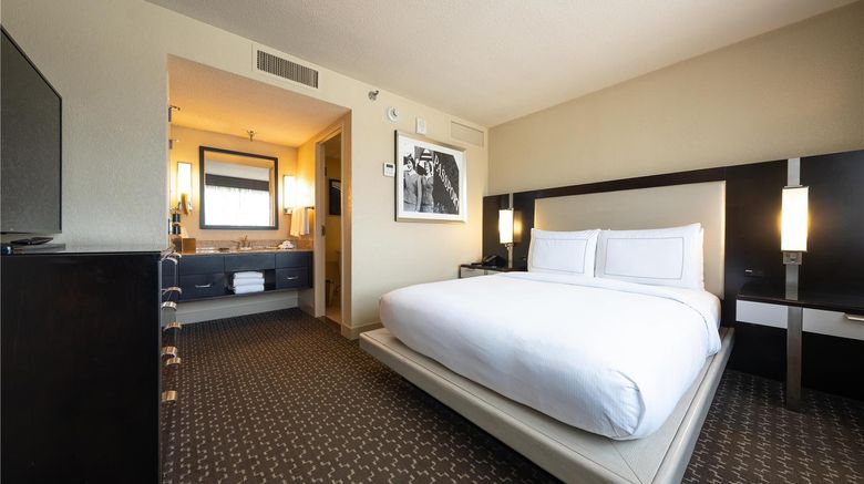 <b>DoubleTree by Hilton Houston Hobby Arpt Room</b>. Images powered by <a href="https://iceportal.shijigroup.com/" title="IcePortal" target="_blank">IcePortal</a>.