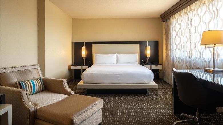 <b>DoubleTree by Hilton Houston Hobby Arpt Room</b>. Images powered by <a href="https://iceportal.shijigroup.com/" title="IcePortal" target="_blank">IcePortal</a>.