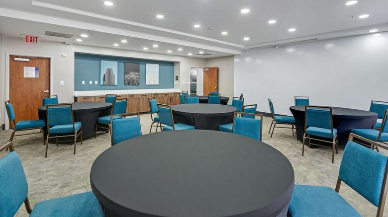 <b>Hampton Inn Houston-Pearland Meeting</b>. Images powered by <a href="https://iceportal.shijigroup.com/" title="IcePortal" target="_blank">IcePortal</a>.