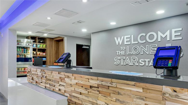 <b>Hampton Inn Houston-Pearland Lobby</b>. Images powered by <a href="https://iceportal.shijigroup.com/" title="IcePortal" target="_blank">IcePortal</a>.
