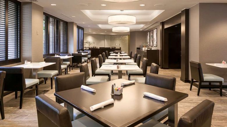 <b>DoubleTree Hotel Houston by the Galleria Restaurant</b>. Images powered by <a href="https://iceportal.shijigroup.com/" title="IcePortal" target="_blank">IcePortal</a>.